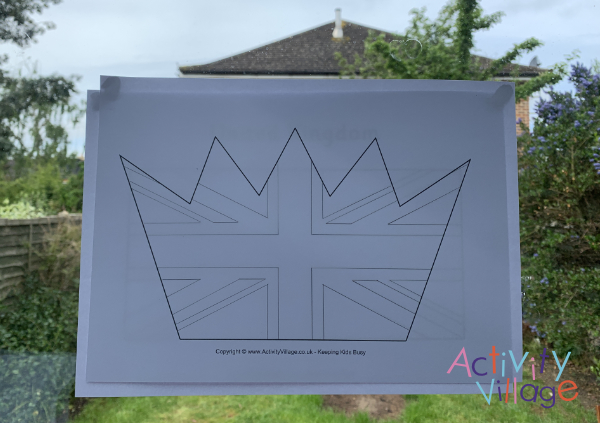 Tracing the flag and extending the lines to fill the crown template