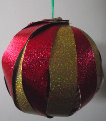 This wrapping paper bauble looks so pretty!
