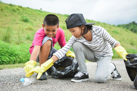 Kids picking up rubbish for World Cleanup Day